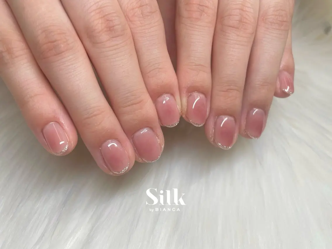 ネイル チークネイル ラメ(グリッター) オフィスネイル 𝐒𝐢𝐥𝐤 🎀𝐚𝐧𝐧𝐚のネイルデザイン