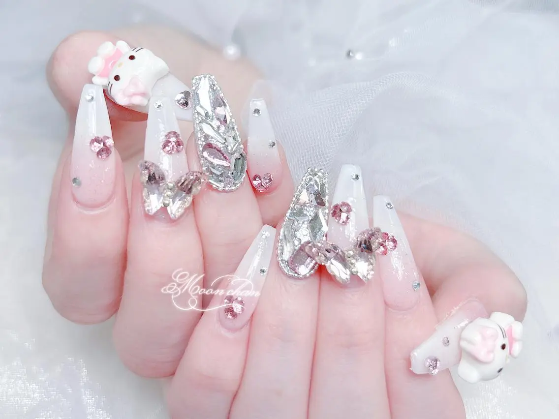 ネイル 長さ出し キラキラネイル 韓国ネイル ロングネイル マグネットネイル ハンドネイル ハンドケア MUNI🎀 NAIL のネイルデザイン