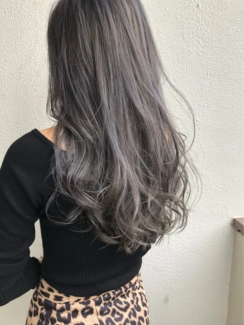 ロング カラー シルバー SHOEI／艶カラー /レイヤーカットのヘアスタイル