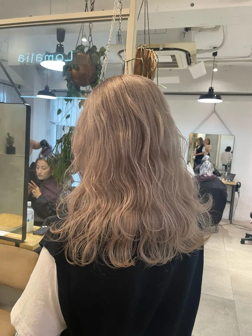 ミディアム カラー ミルクティー× グレージュMOMOのヘアスタイル