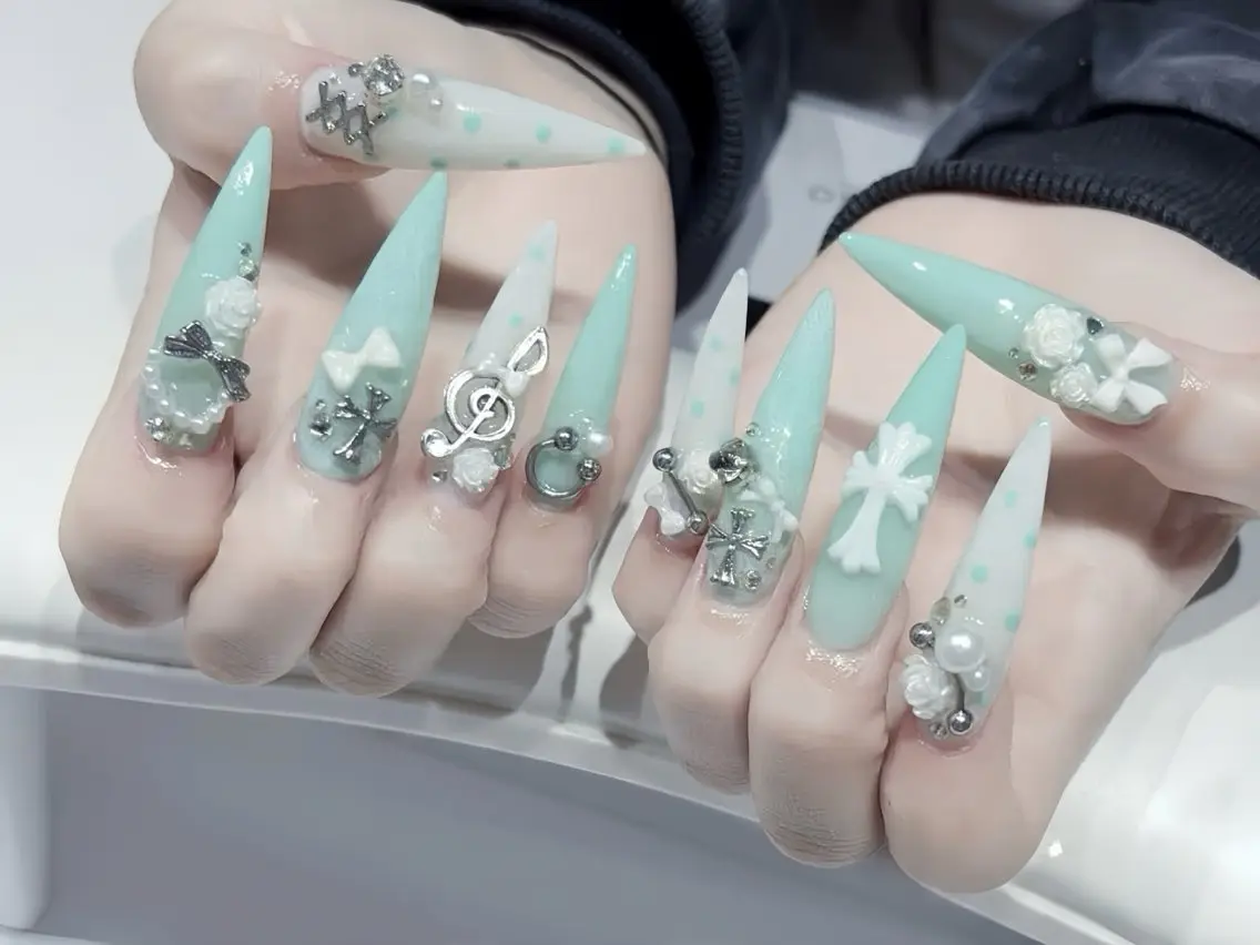 ネイル ブルー フラッシュネイル フラワーネイル ホログラムネイル キラキラネイル ハンドネイル Rin Nail 新大久保店のネイルデザイン