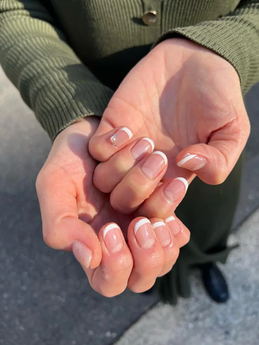 ✨ジェルオフ込み✨フレンチ　(ホワイト，根本クリアのみ)甘皮ケア込みの写真
