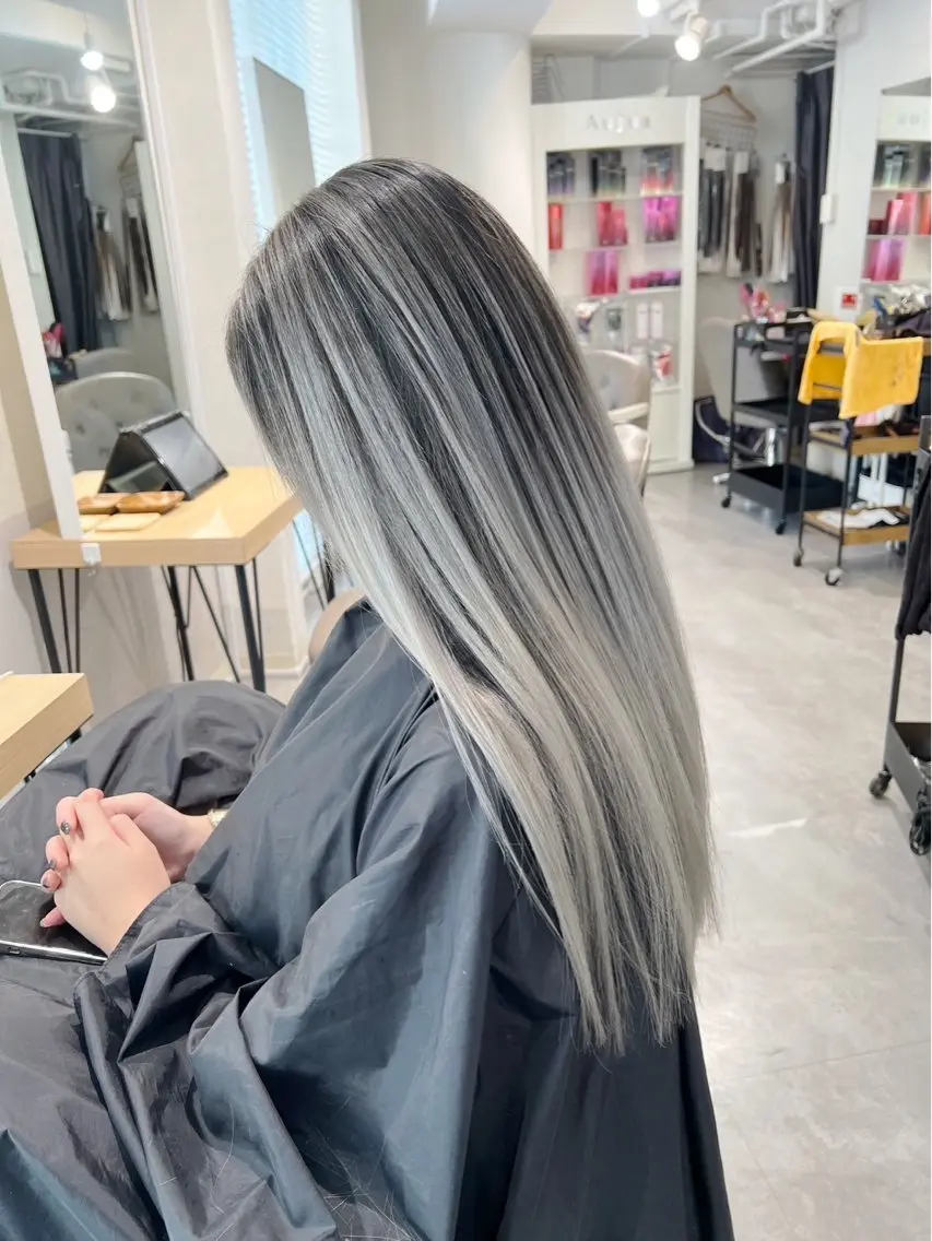 ロング カラー バレイヤージュ シルバー ホワイトシルバー レイヤーカット 指名数No.1 /NAOYAのヘアスタイル