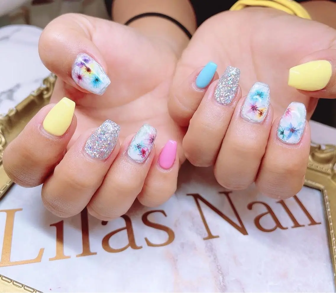 ネイル フラワーネイル フレンチネイル ジェルネイル ハードジェル キラキラネイル Lilas Nailのネイルデザイン