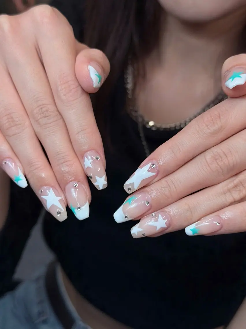 ネイル 持ち込み シルバー シンプルネイル ホワイト Iconic Nailのネイルデザイン