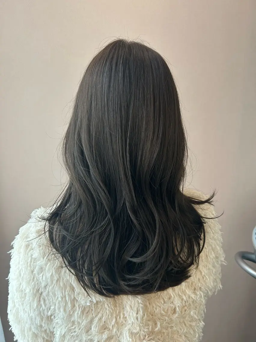 ロング カラー 透明感カラー オリーブグレー hubhair レイヤー/透明感のヘアスタイル