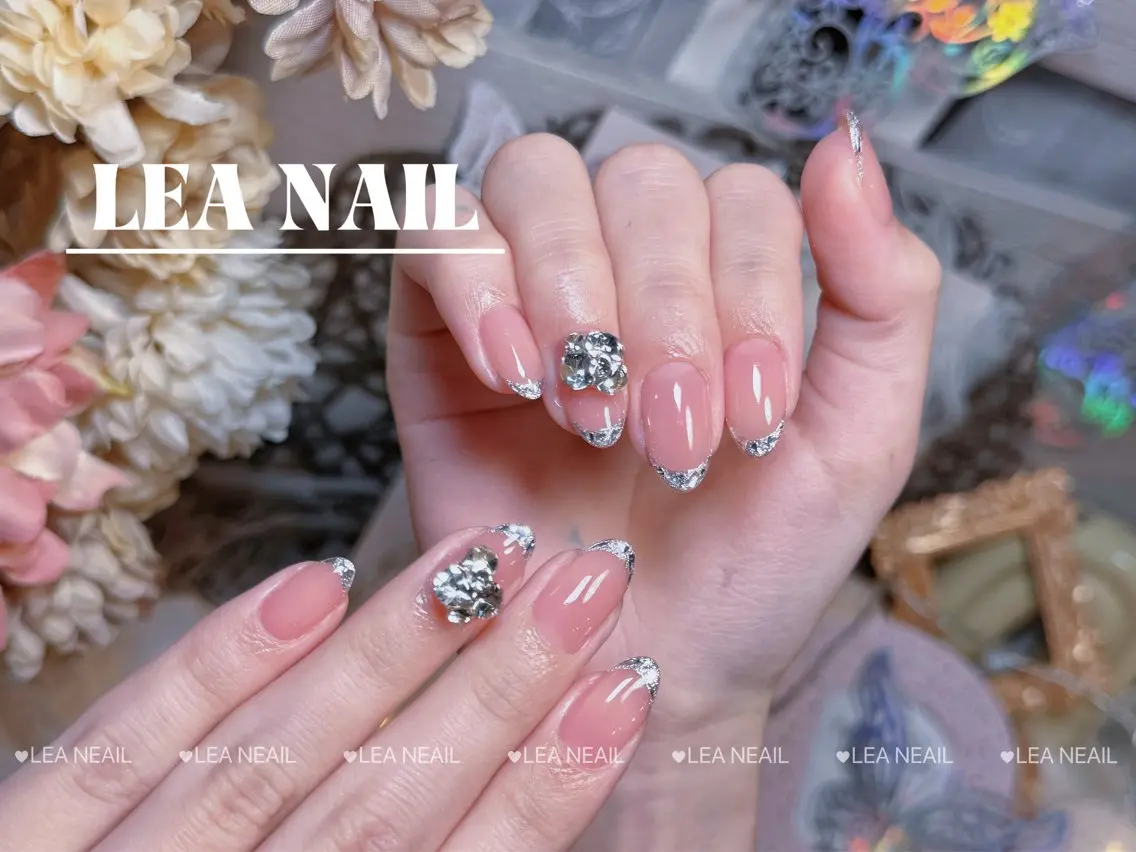 ネイル フレンチネイル ガラスフレンチ ハンドネイル Luxe Nail Salonのネイルデザイン