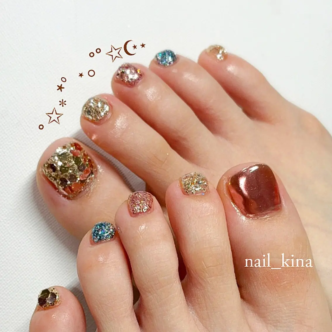 ネイル ブルー フットネイル ゴールド キラキラネイル ラメ(グリッター) nail_ kinaのネイルデザイン