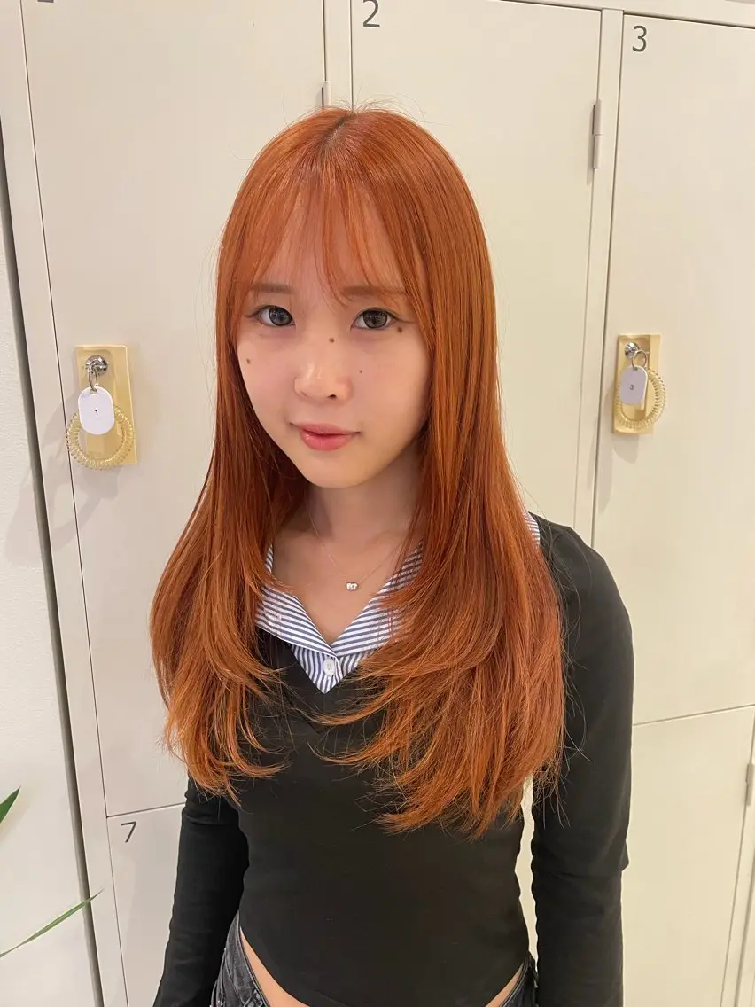 セミロング カラー ヘアアレンジ オレンジ ハイレイヤー レイヤーカット カット ヘアカラー SARA古賀店 かすみ🐬🩵のヘアスタイル