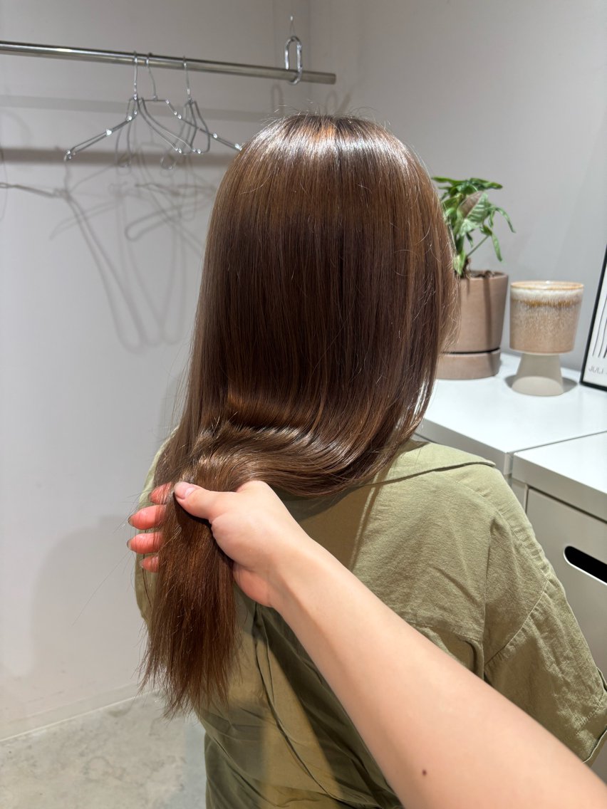 ロング カラー ベージュカラー ブリーチ 透明感カラー ダブルカラー ミルクティーベージュ ヘアカラー トリートメント 上瀧 寧々のヘアスタイル