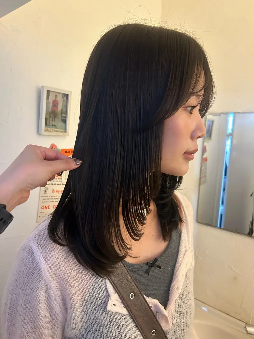 ミディアム カラー ミディアムレイヤー ブラウンカラー オリーブブラウン レイヤーカット カット ヘアカラー トリートメント maho/垢抜け パーマカラーのヘアスタイル