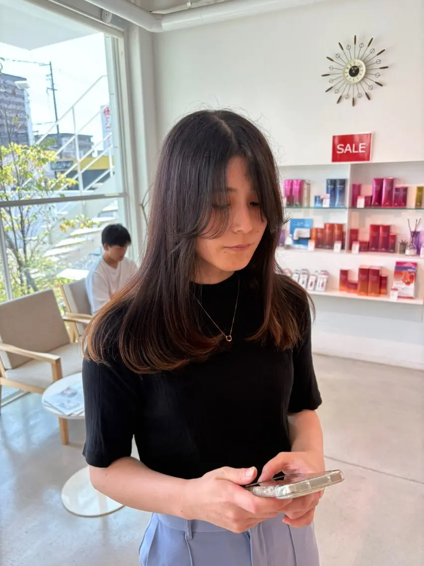 セミロング カット 杉井 響のヘアスタイル