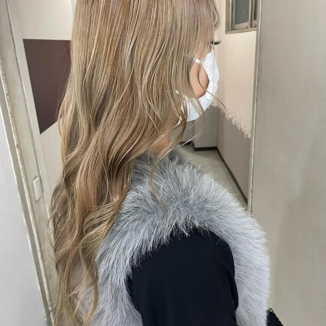 ミディアム カラー ブリーチ ダブルカラー イヤリングカラー トリートメント 吉村 夏椰のヘアスタイル