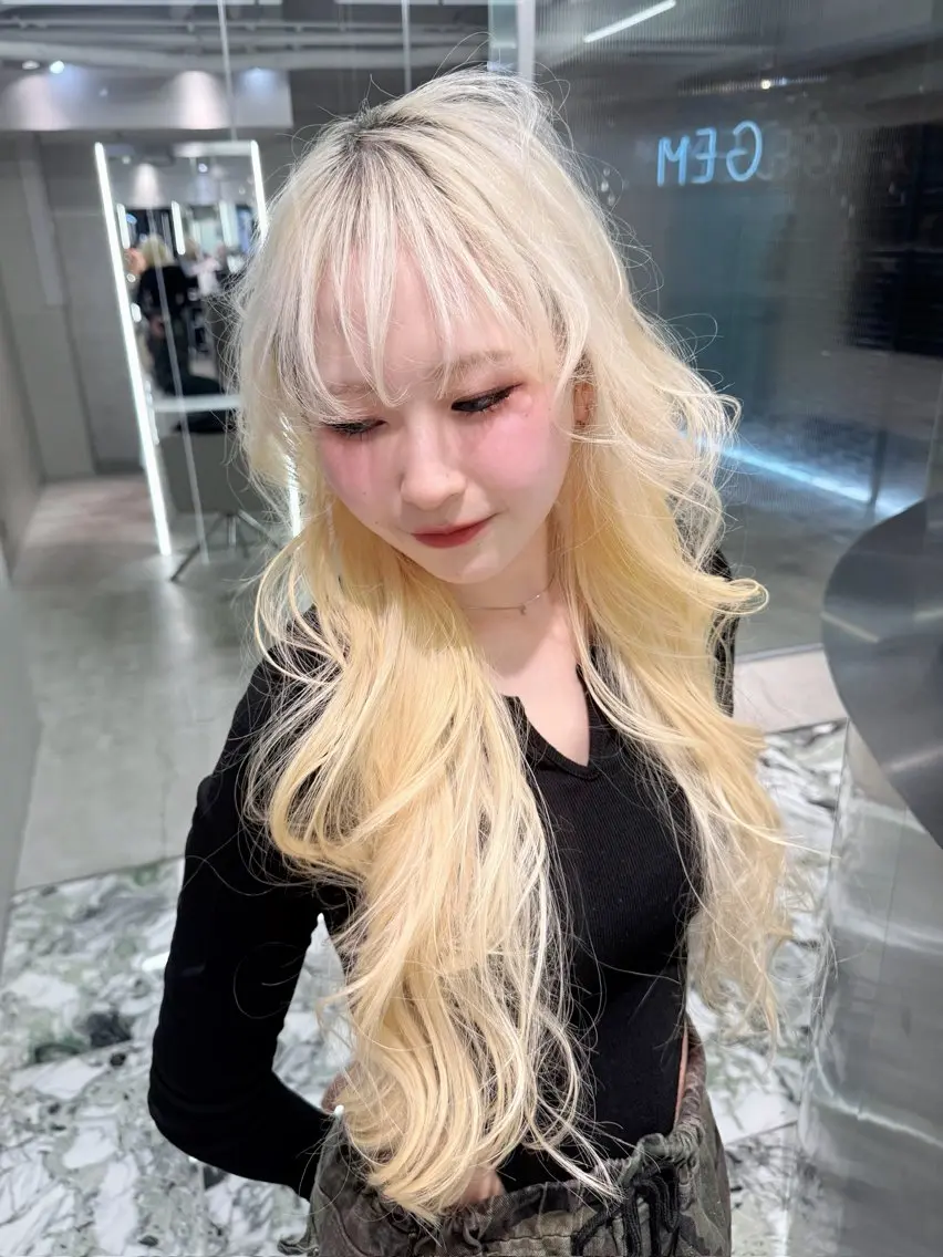 ロング カラー ブロンド ホワイトブロンド 韓国風ヘア ヘアカラー RIHO🎀栄 ハイトーン×顔周りのヘアスタイル