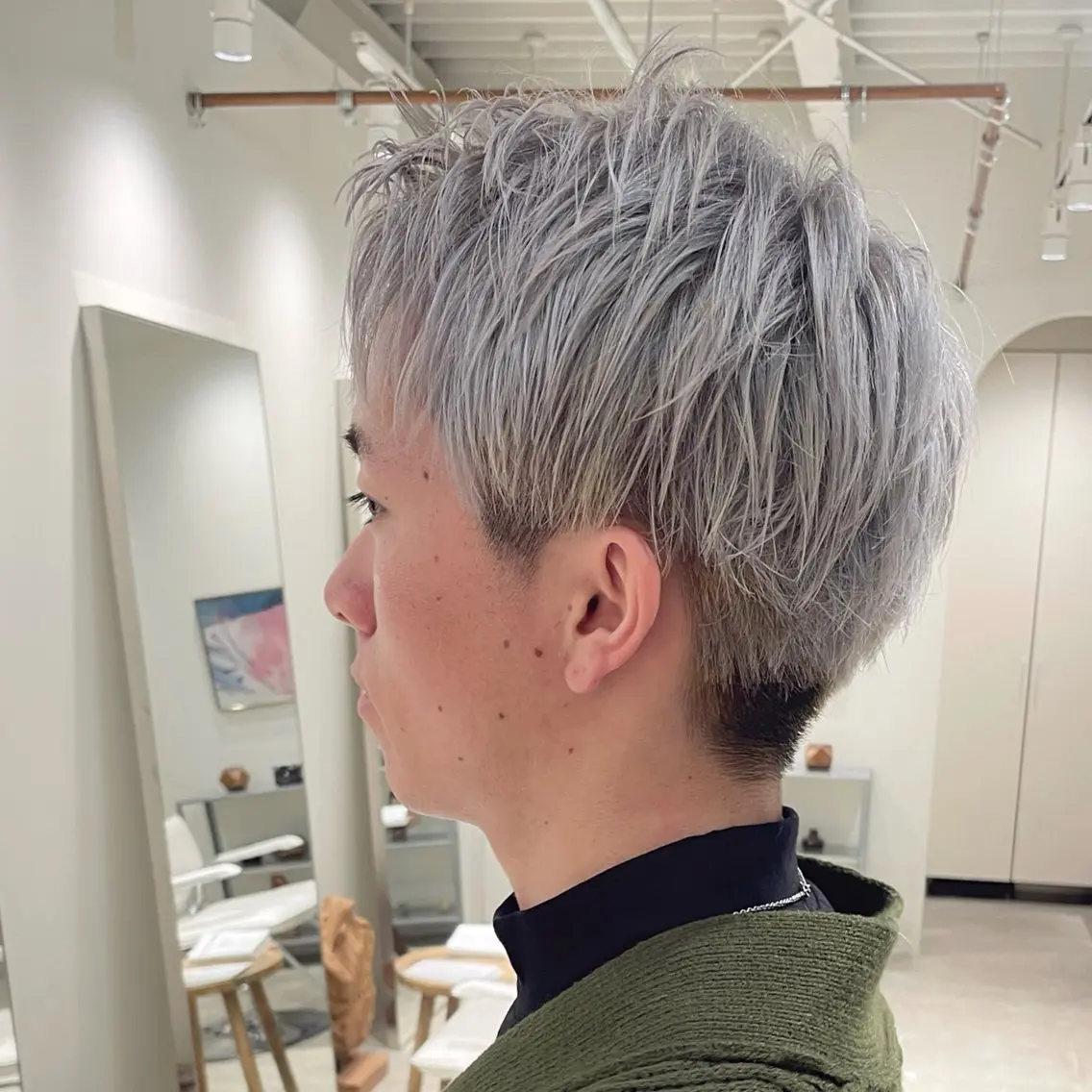 カラー メンズ メンズブリーチ ブリーチ シルバー 安西 香利奈のヘアスタイル