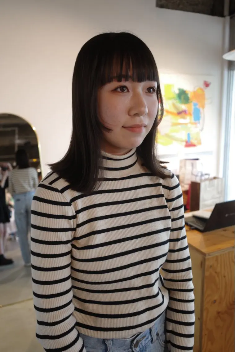 セミロング 外ハネヘア カット ヘアカラー 安藤 結花のヘアスタイル