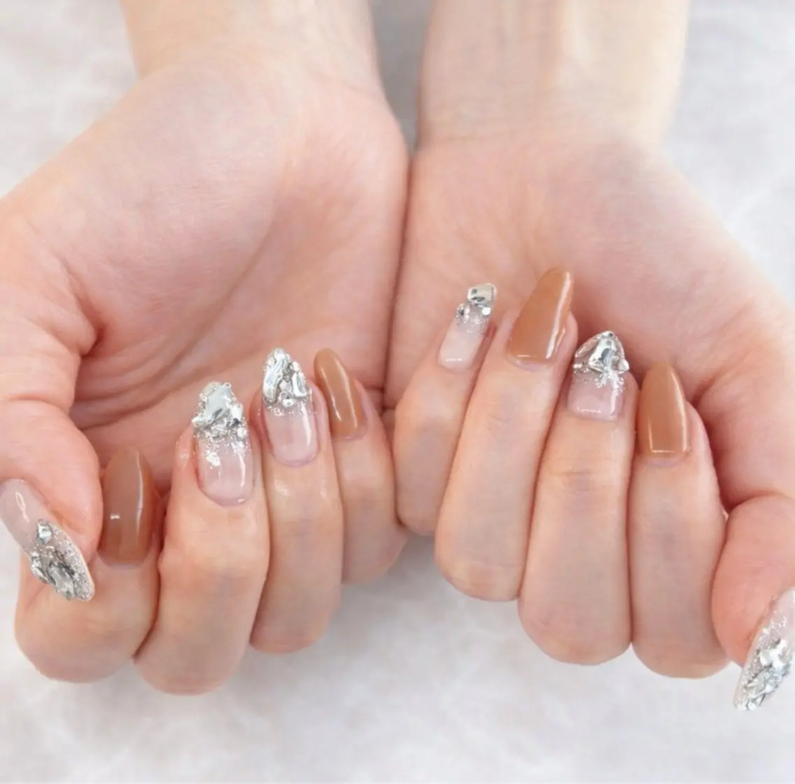 ネイル アートネイル ブラウン ニュアンスネイル オフィスネイル シルバー ハンドネイル Kii nailのネイルデザイン