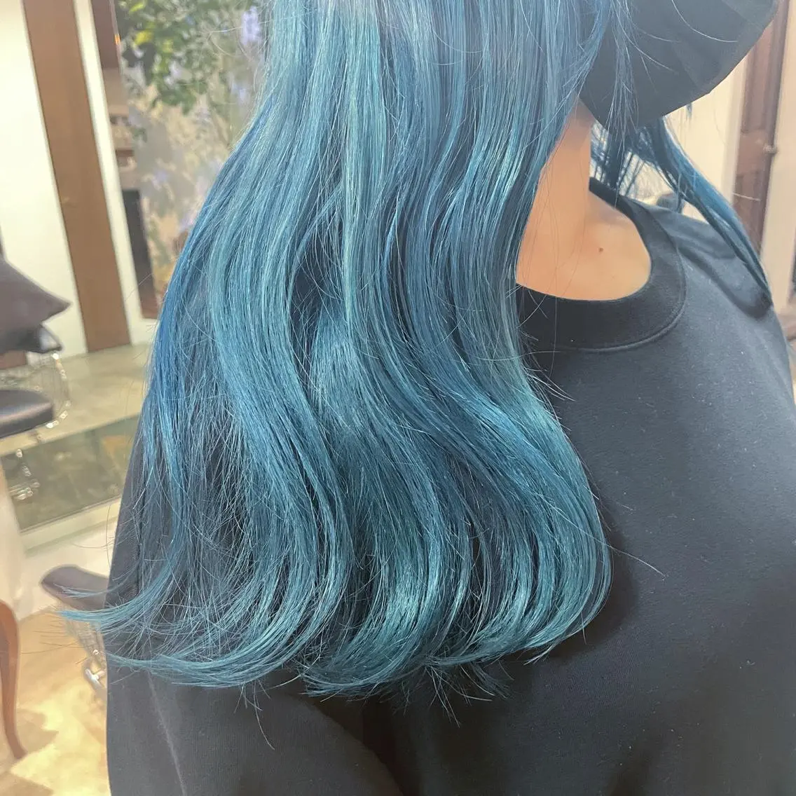 ロング カラー ブリーチ ブルーカラー 谷澤 朋佳のヘアスタイル