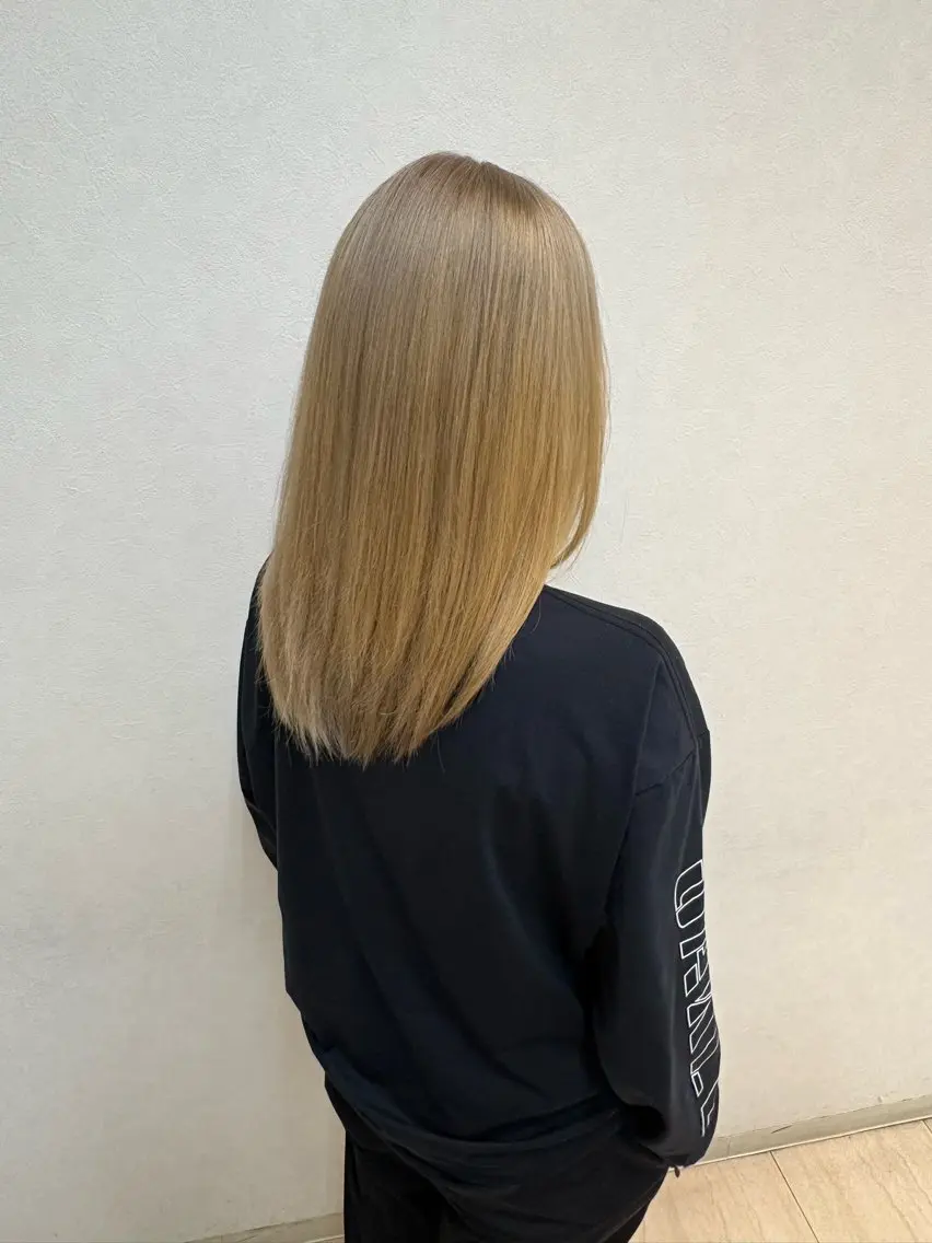 カラー ベージュカラー 黒髪 ブリーチ ミルクティーベージュ 川端 萌那のヘアスタイル