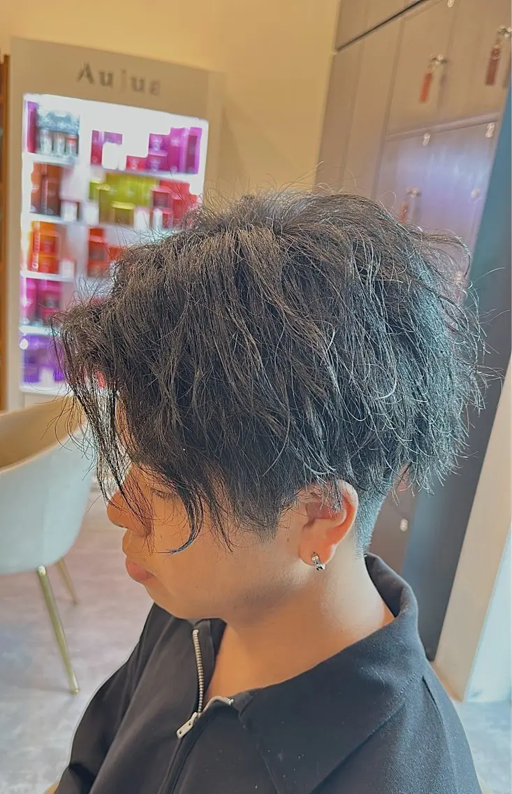 ショート パーマ メンズ センターパート マッシュ メンズパーマ ツーブロック 波巻きパーマ RICHAIR 長嶺旬佑のヘアスタイル