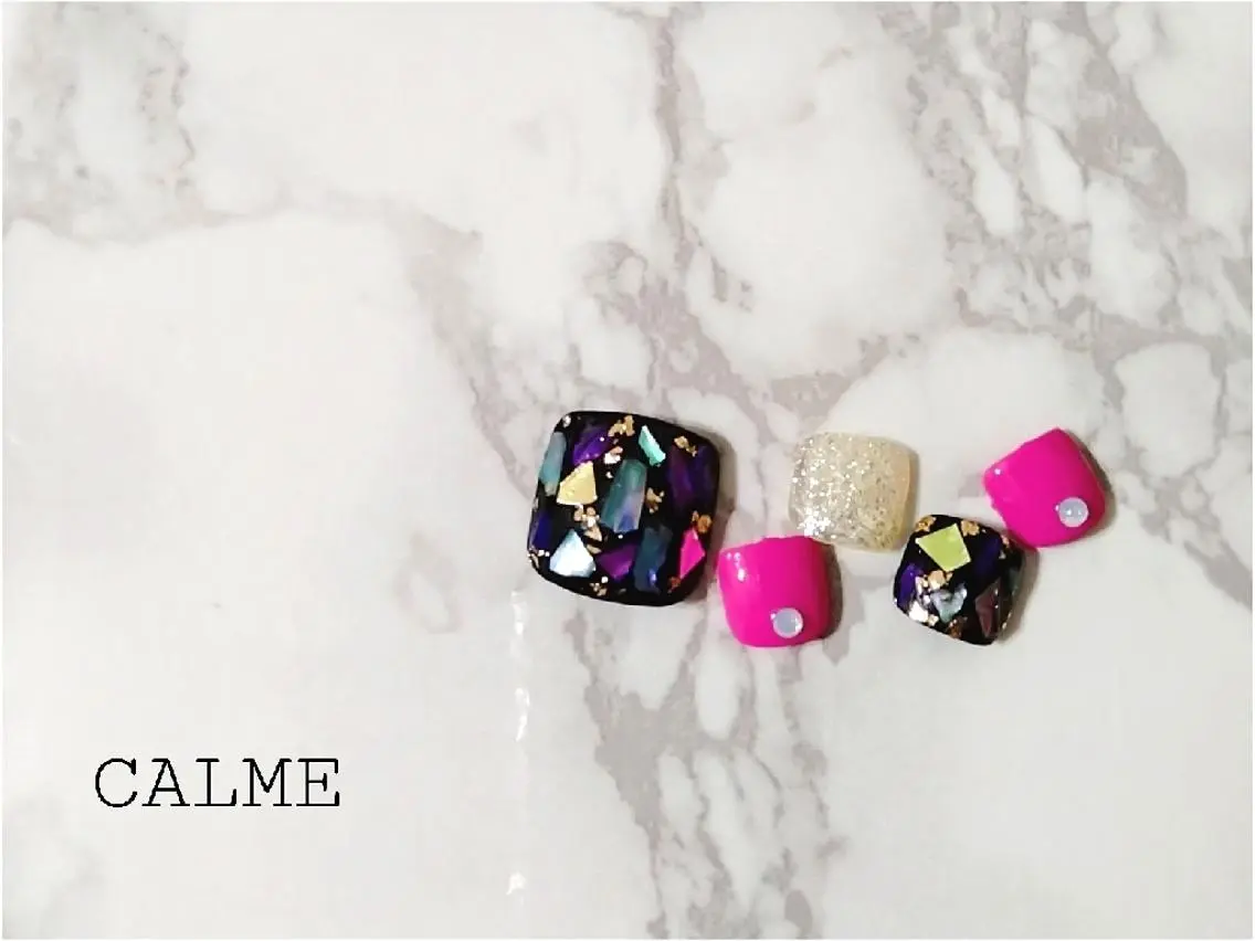 ネイル フットネイル ゴージャス ピンク 夏ネイル CALME ♡のネイルデザイン