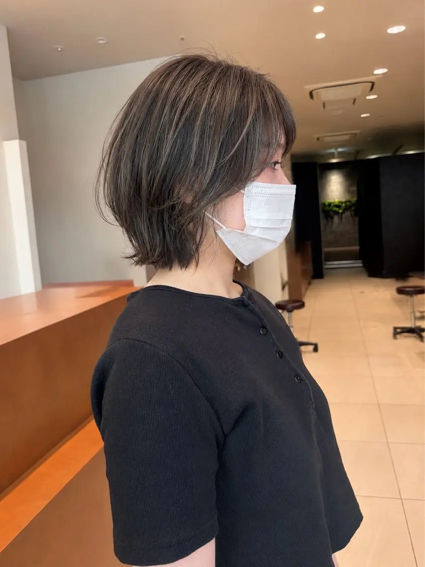 ミディアム ハイライト ヘアカラー ルナ｜大人レイヤー｜ 白髪ぼかしハイライトのヘアスタイル