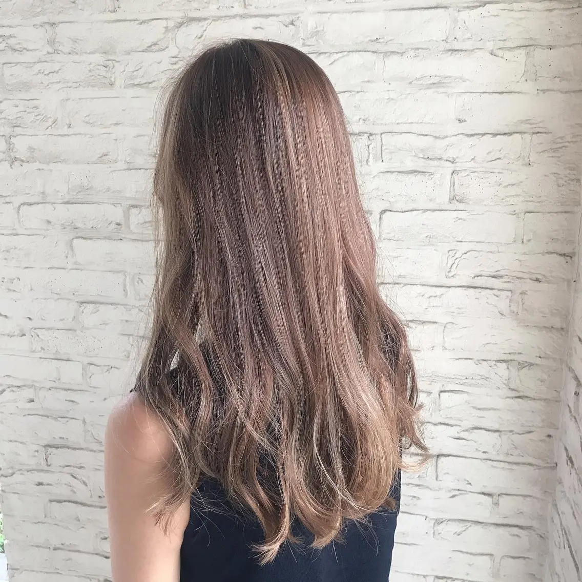 ロング カラー ブリーチ 透明感カラー ヘアカラー トリートメント 澤田 彩香のヘアスタイル