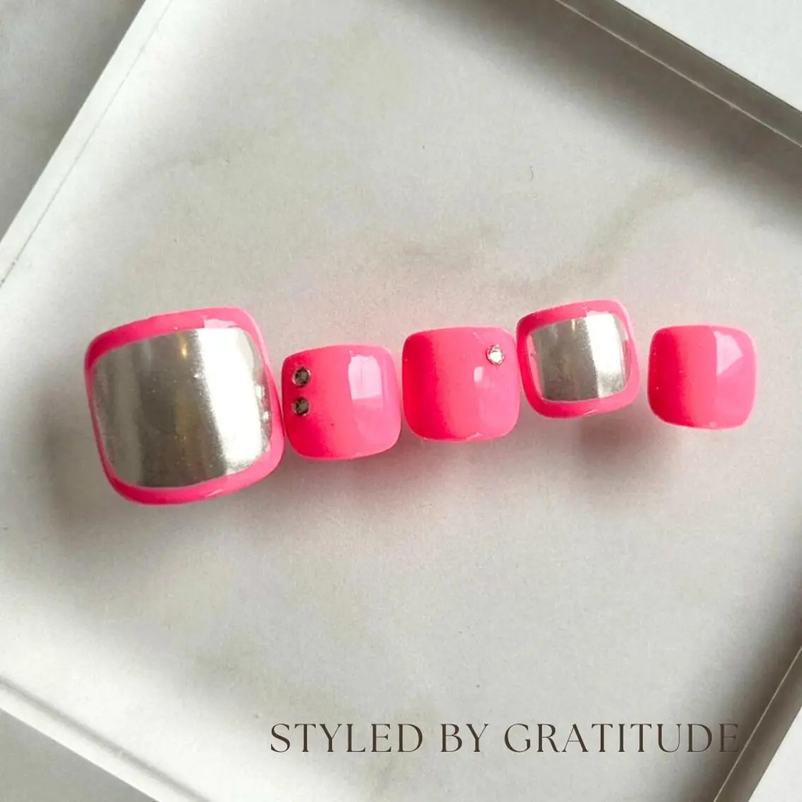 ネイル フットネイル ミラーネイル gratitude 斎藤のネイルデザイン