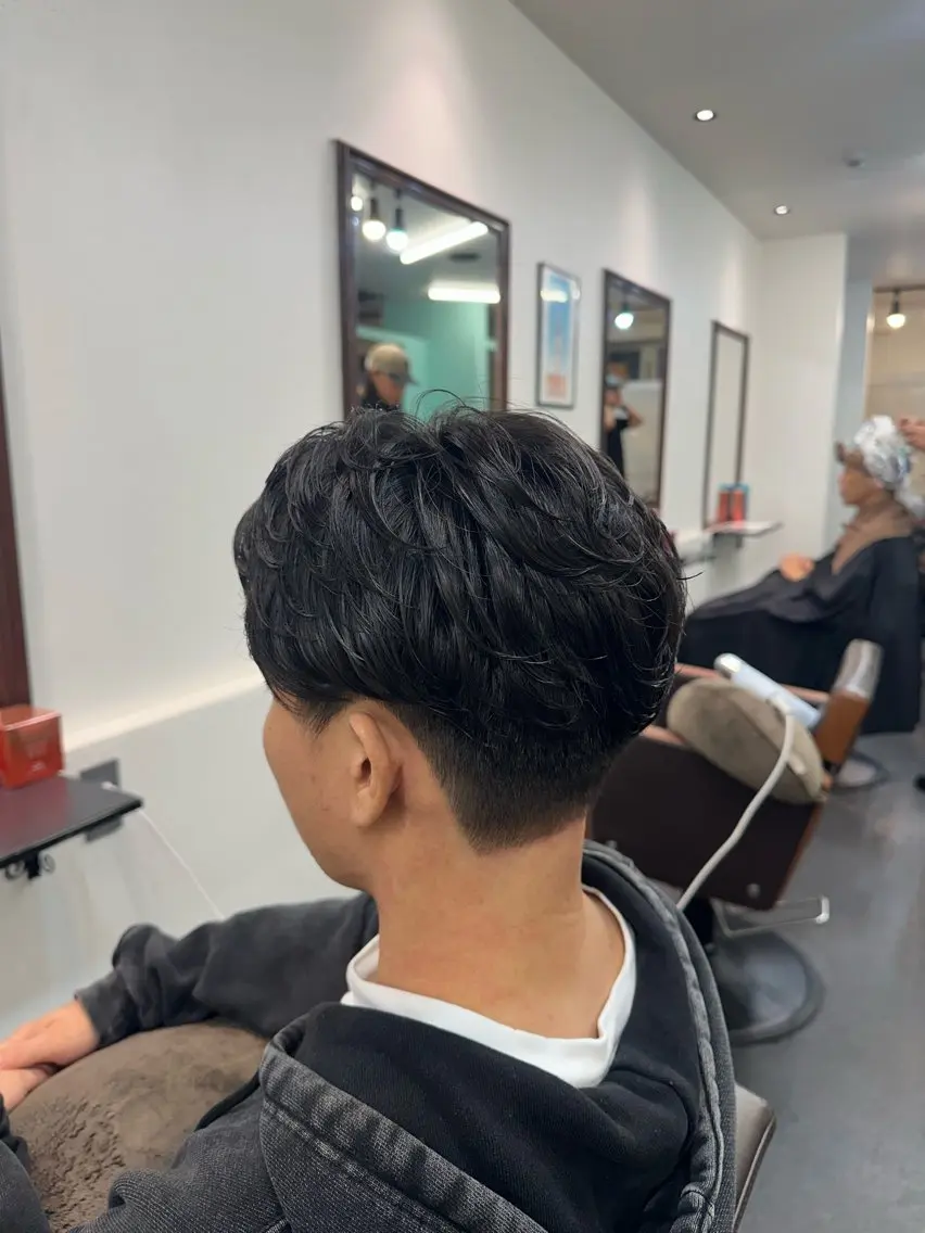 パーマ メンズ フェザーパーマ メンズパーマ カット パーマ MOMO 💕💕のヘアスタイル