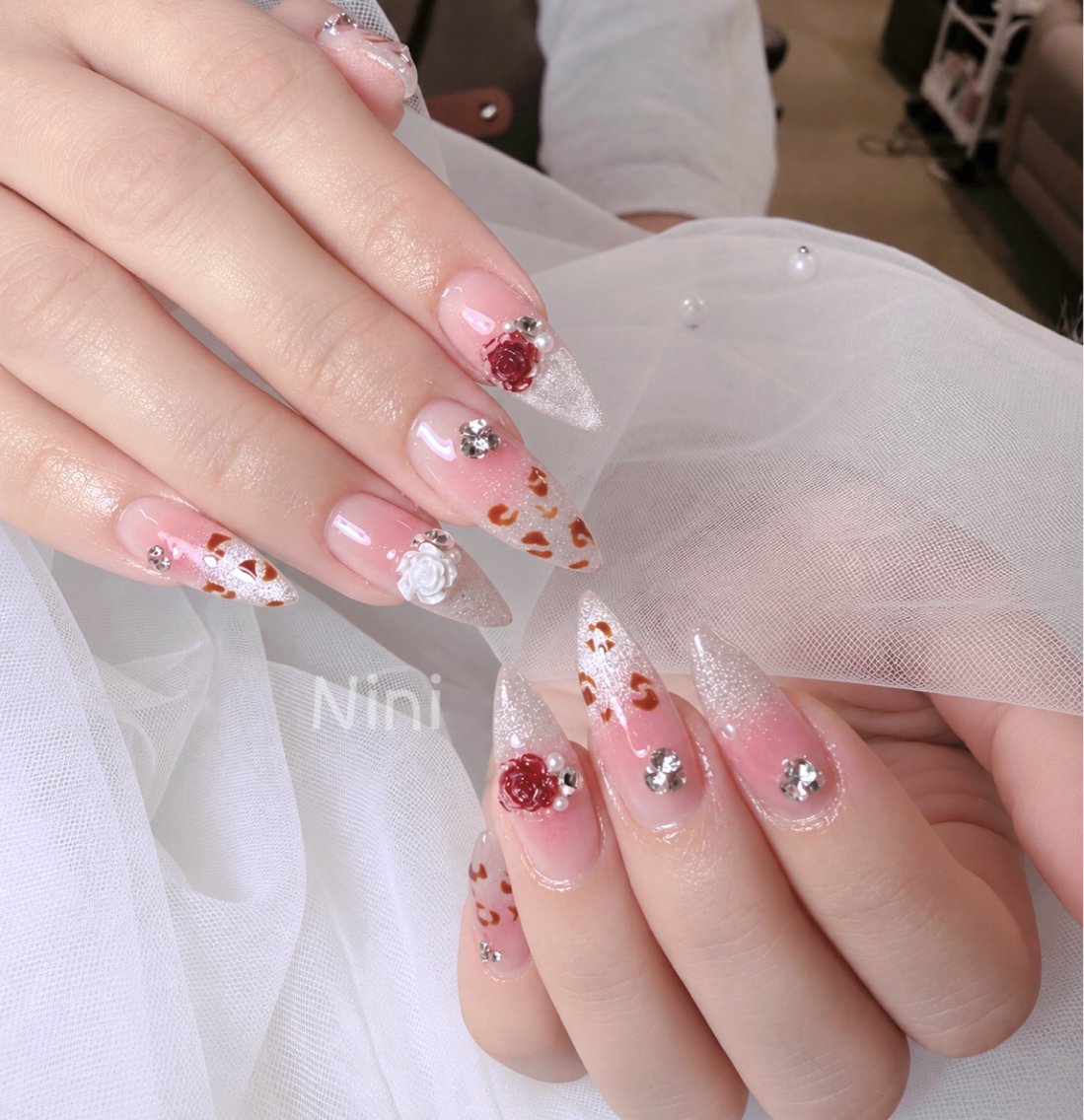 ネイル アニマル柄 キラキラネイル ロングネイル Nini 🎀のネイルデザイン