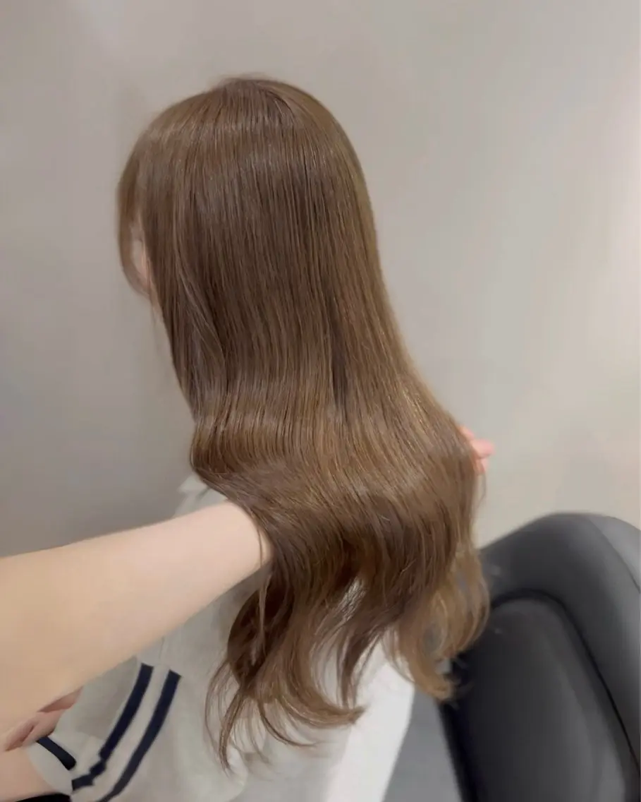 ロング カラー パーマ アッシュ アッシュグレー アッシュグレージュ ベージュカラー ブリーチ カット ヘアカラー トリートメント akira｜ 透明感ベージュ｜梅田のヘアスタイル