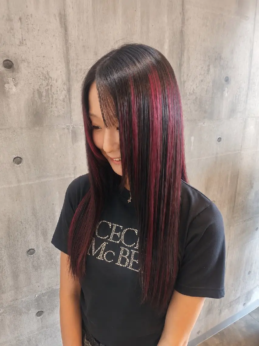 カラー 黒髪 デザインカラー ハイライトカラー レッドカラー 吉岡 天星のヘアスタイル