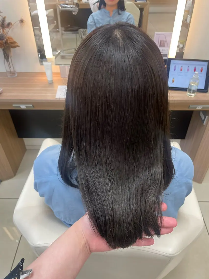 セミロング カラー グレージュ オリーブグレージュ オリーブグレー ヘアカラー トリートメント ハイトーン/レイヤー 似合わせ・ユキノのヘアスタイル