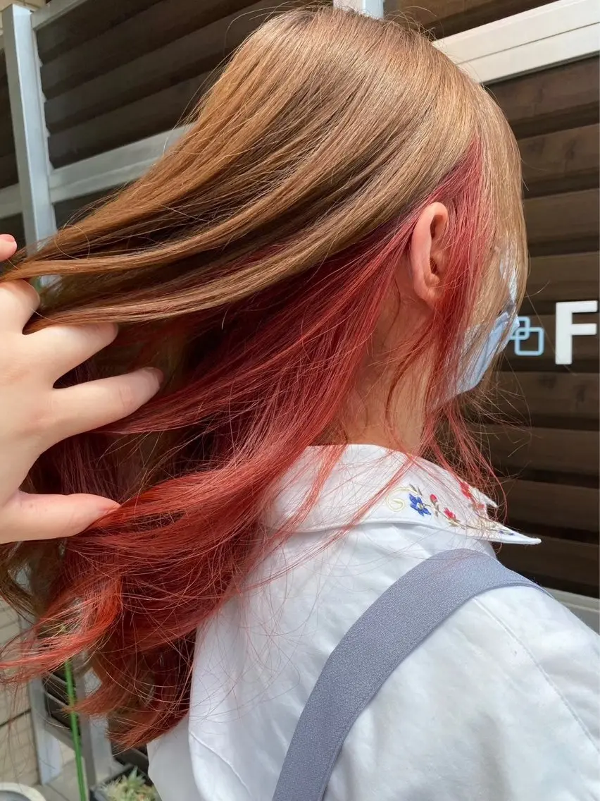 セミロング カラー インナーカラー レッドカラー 臺 佳連のヘアスタイル