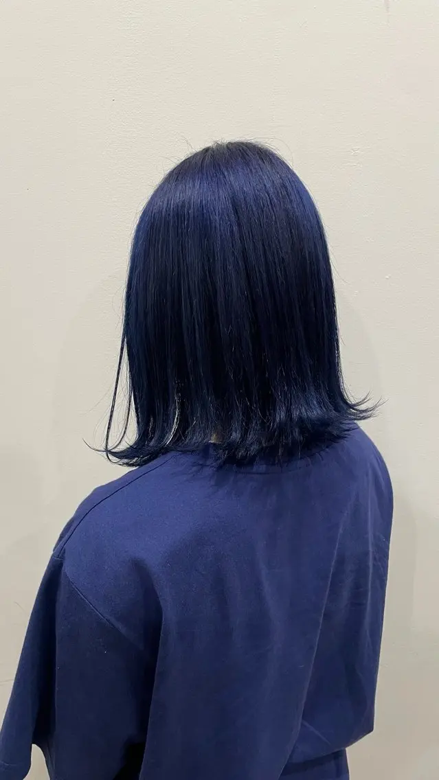ショート カラー 黒髪 ブリーチ ブルーカラー ブルーブラック ヤスダ ホノカのヘアスタイル