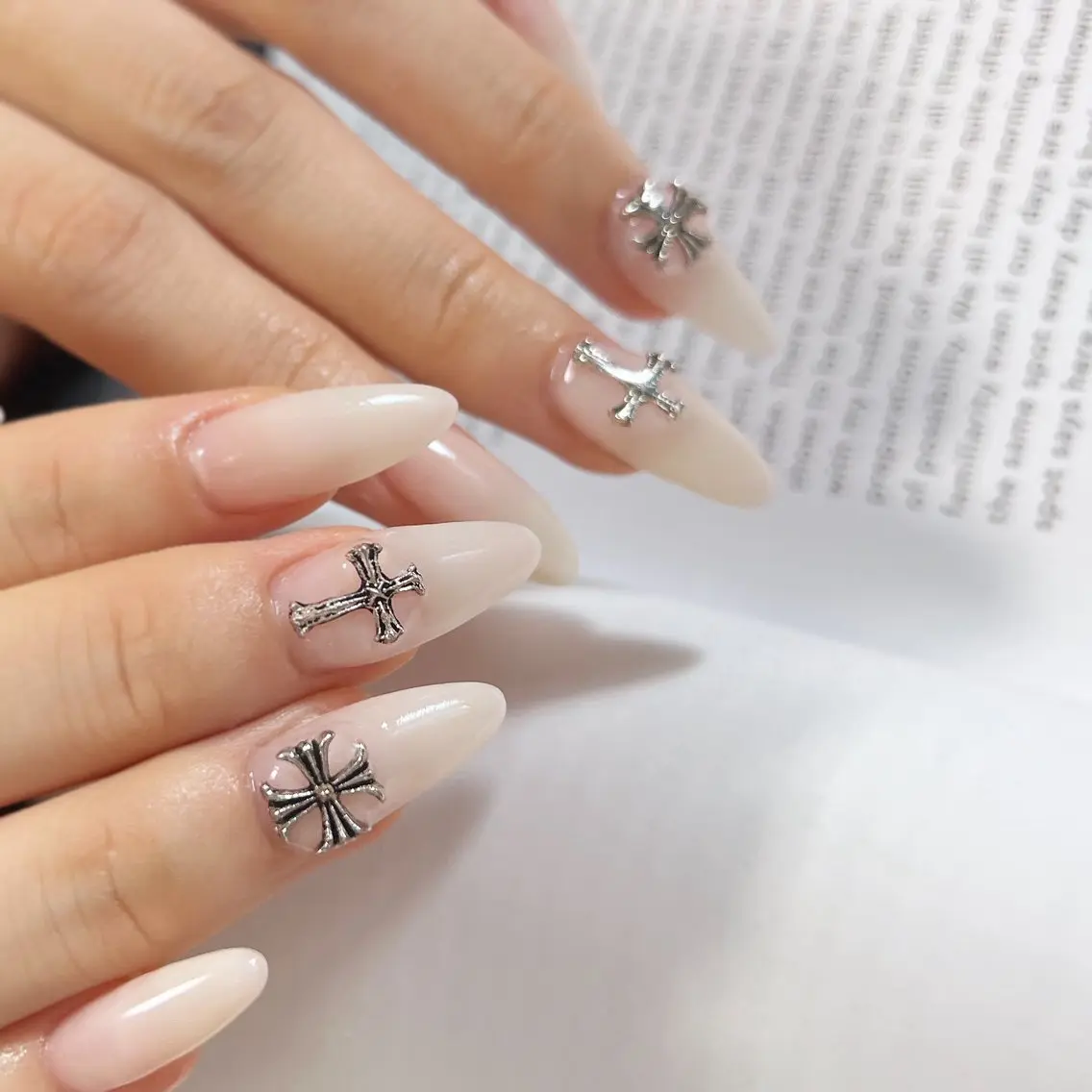 ネイル グラデーション ロングネイル スカルプネイル シンプルネイル ホワイト ハンドネイル pointillé .ayaのネイルデザイン