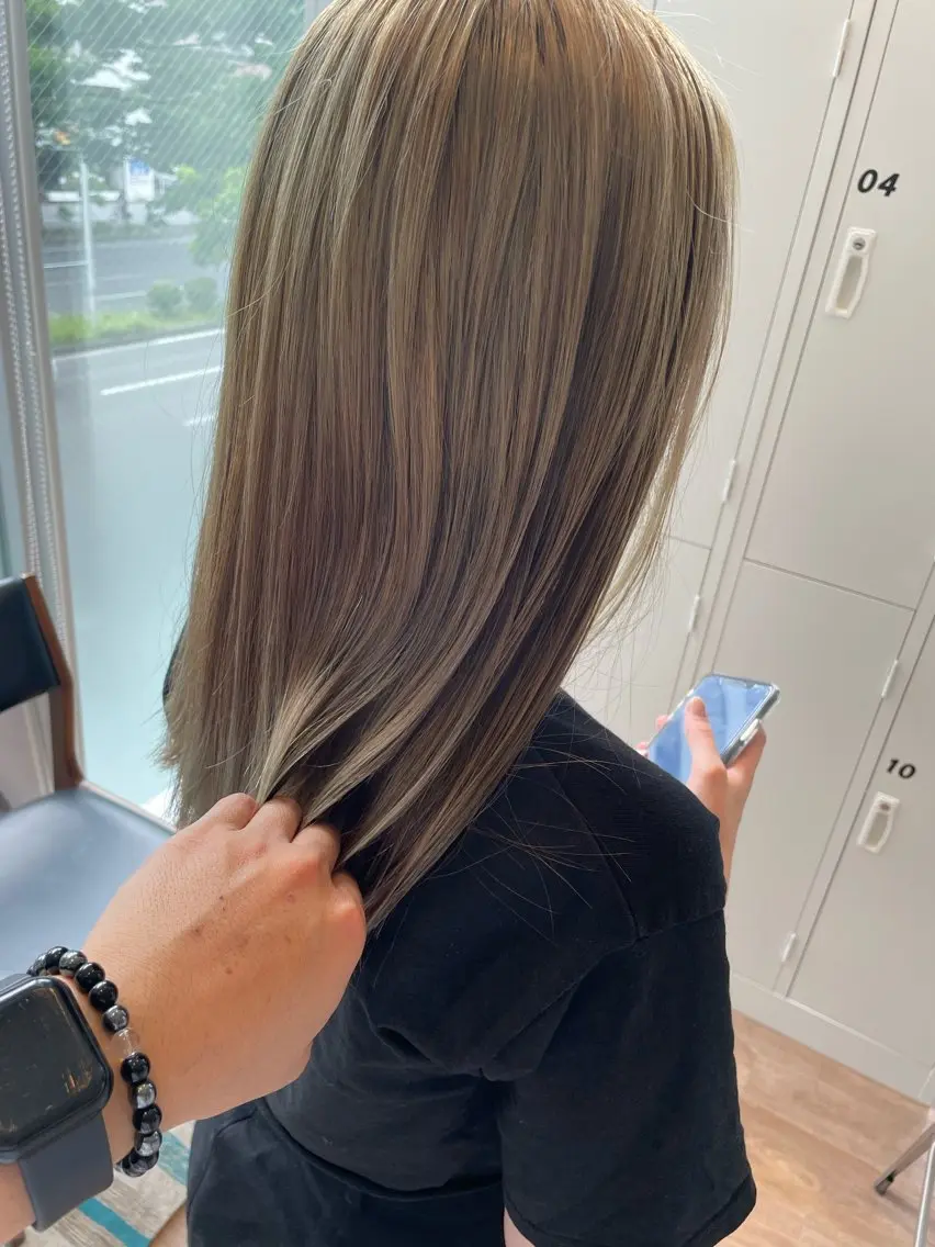 セミロング カラー ベージュカラー ブロンド ブロンドベージュ ダブルカラー yoshi （髙橋）のヘアスタイル