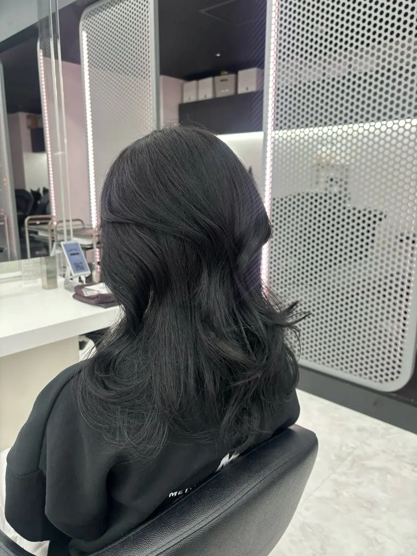 セミロング カラー 抜け感レイヤー︴ ニュアンスカラーのヘアスタイル