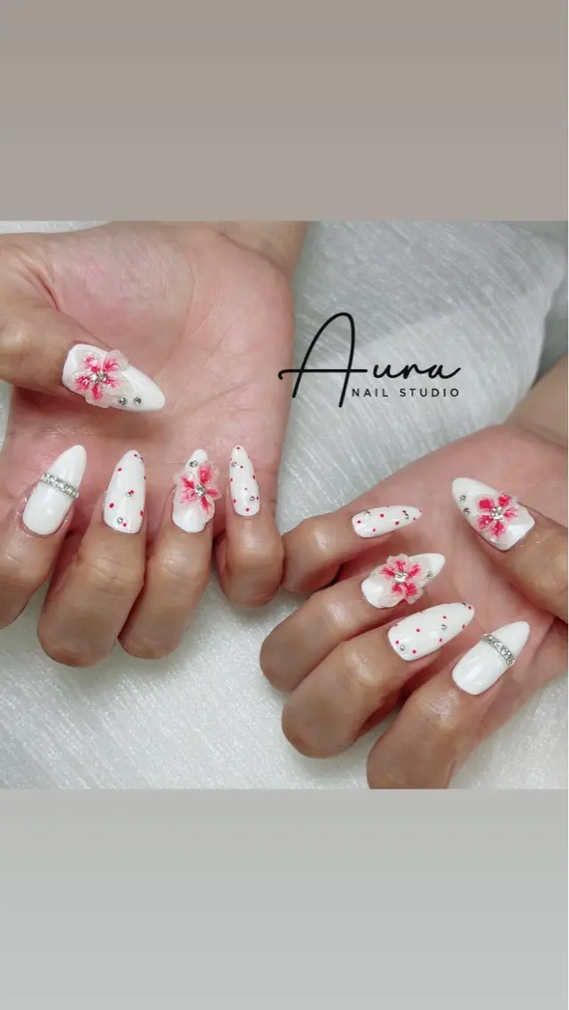 ネイル フラワーネイル ガーリー 韓国ネイル ピンク ホワイト ハンドネイル Aura Nail Studioのネイルデザイン