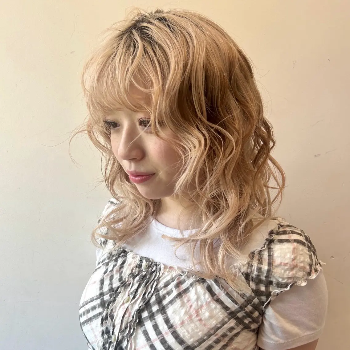 ミディアム カラー ベージュカラー ブリーチ ハイトーンカラー ヘアカラー 伊藤ほのか/柔らかパ ーマ/ダブルカラーのヘアスタイル