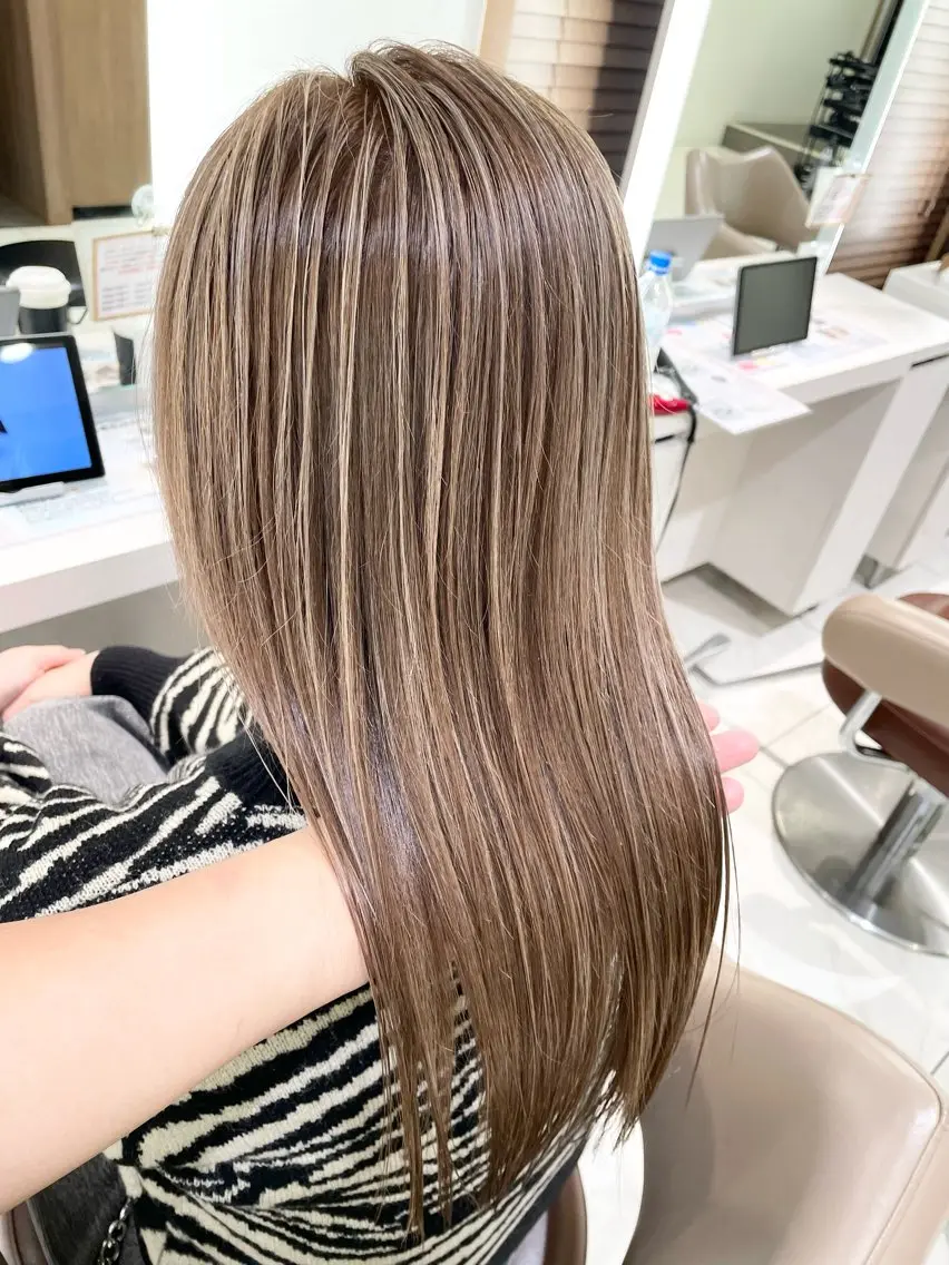 ロング カット ヘアカラー 清藤綾/脱白髪染め 白髪ぼかしハイライトのヘアスタイル