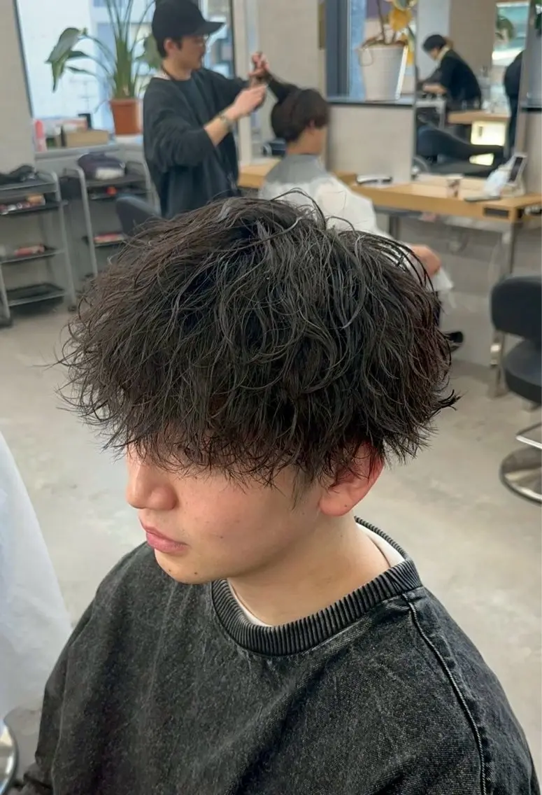 ショート カラー ヘアアレンジ メンズ メンズパーマ メンズツイストパーマ 波巻きパーマ ツイストパーマ ヘアカラー トリートメント ヘッドスパ ヘアセット 🔥ニュアンス フェザー小林海斗🔥のヘアスタイル