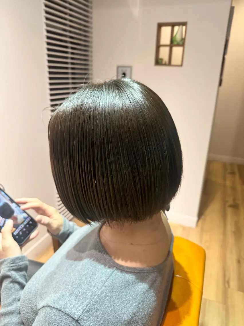 ショート カラー グレージュ オリーブグレージュ オリーブグレー カット ヘアカラー トリートメント ツキダテ ユイのヘアスタイル