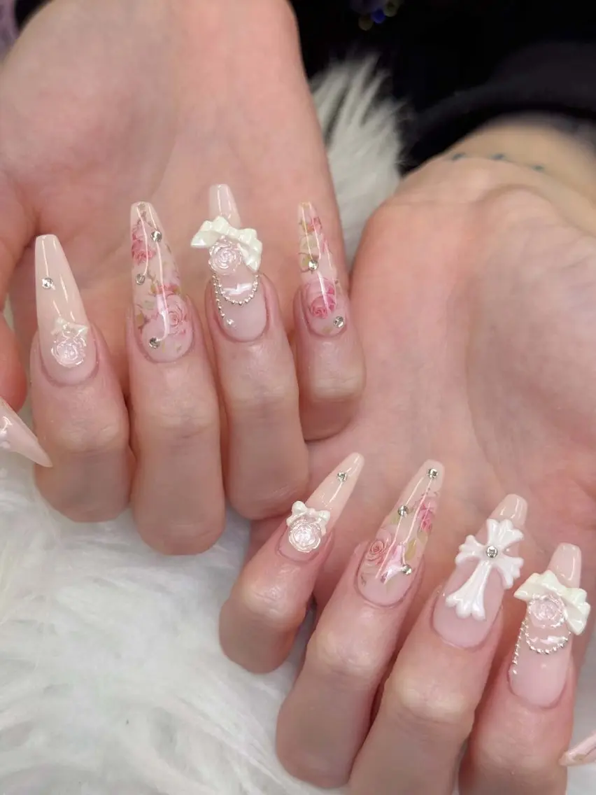 ネイル チークネイル ドット フレンチネイル グラデーション 韓国ネイル ハンドネイル Lisa Nail Salonのネイルデザイン
