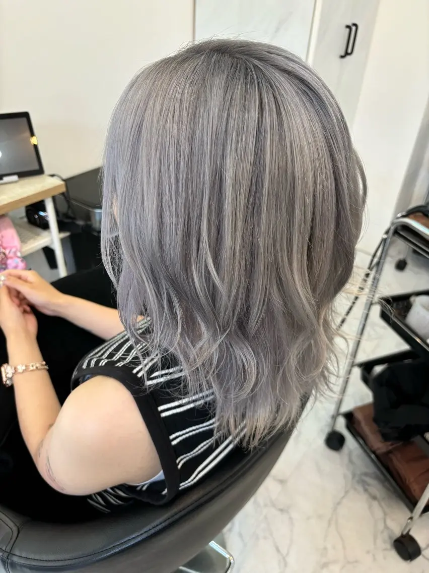 ミディアム カラー シルバー カット ヘアカラー 松井 敬太郎のヘアスタイル