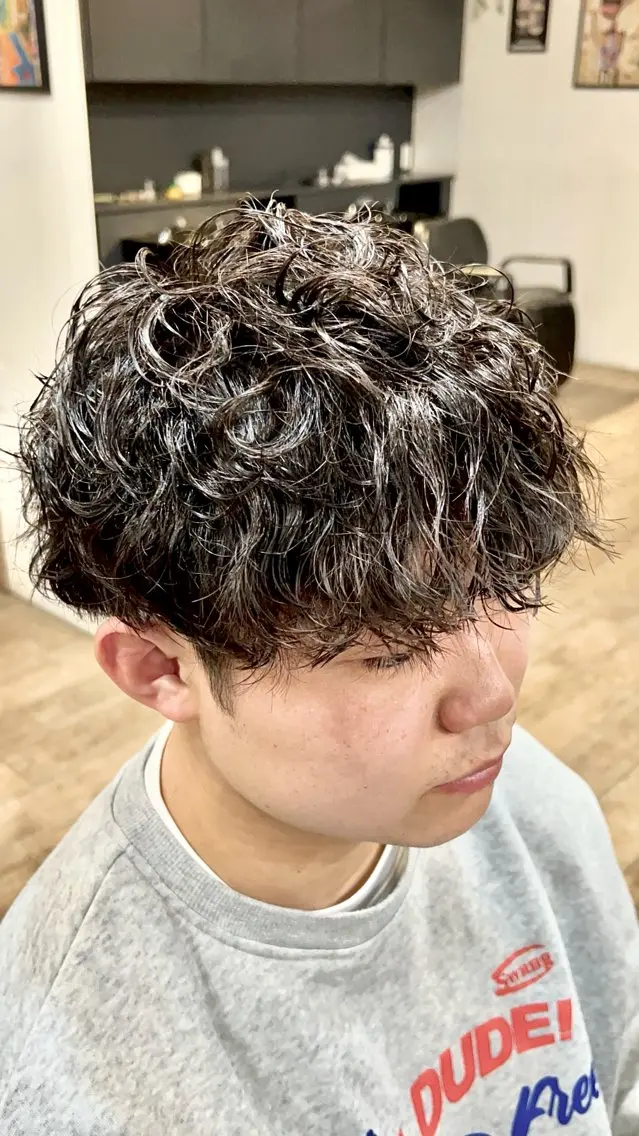 ミディアム パーマ メンズ ミディアムパーマ メンズパーマ 波巻きパーマ スパイラルパーマ men'ssalon Loui(ルイ)烏丸のヘアスタイル