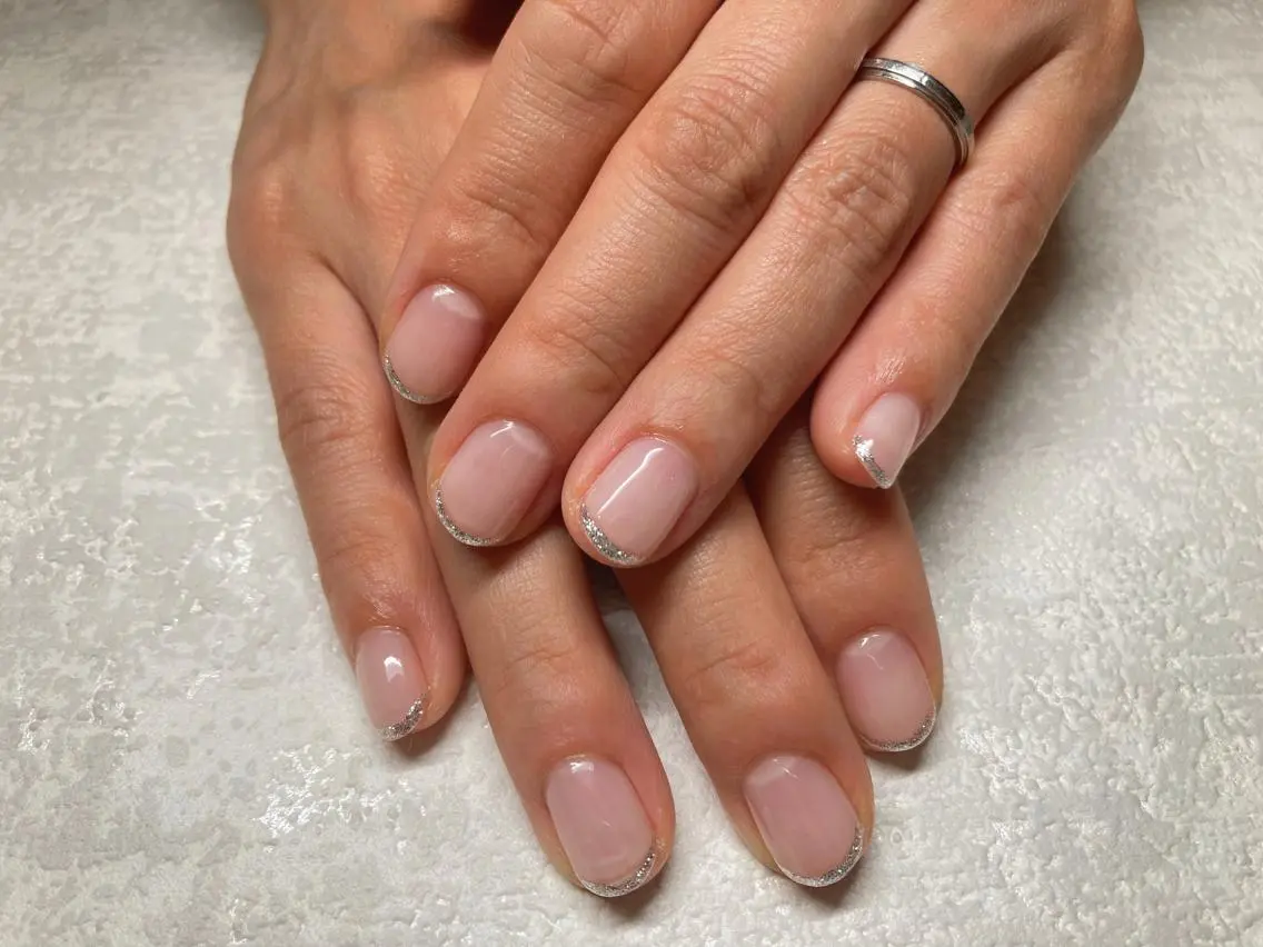 ネイル フレンチネイル ラメ(グリッター) シルバー シンプルネイル Lisa’s Salonのネイルデザイン