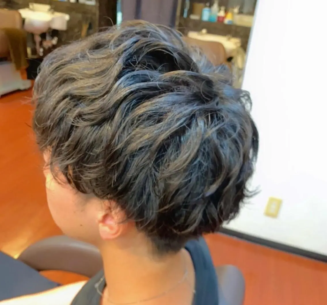 ミディアム パーマ メンズ ミディアムパーマ メンズパーマ くせ毛 メンズスタイル 櫻井康太のヘアスタイル