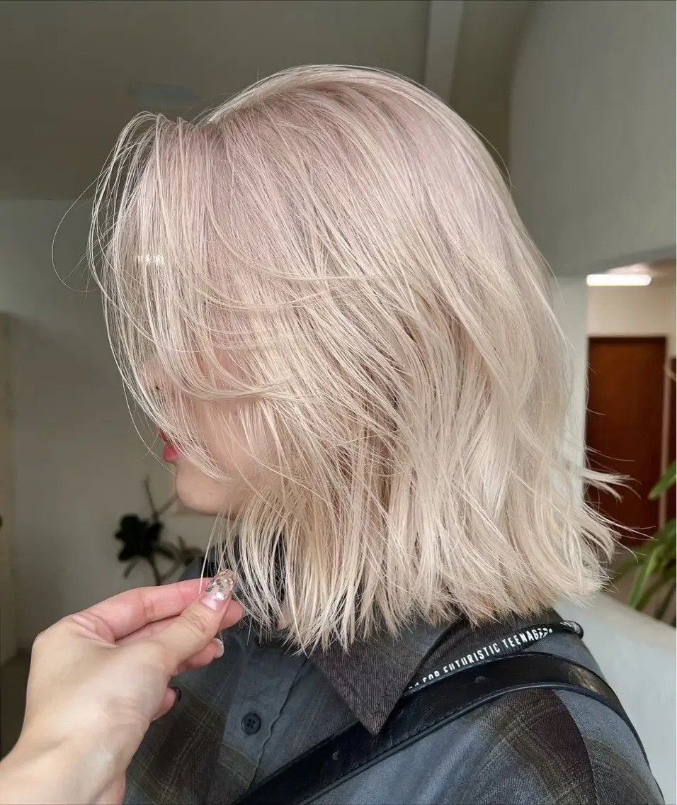 セミロング カラー ブリーチ ケアブリーチ ハイトーンカラー ボブ レイヤーカット ハイトーン/デザイン 小林美咲のヘアスタイル