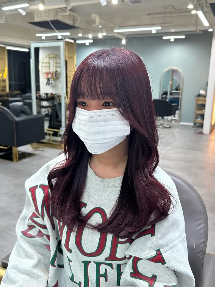 セミロング 韓国風 白髪ぼかし NAOTOのヘアスタイル